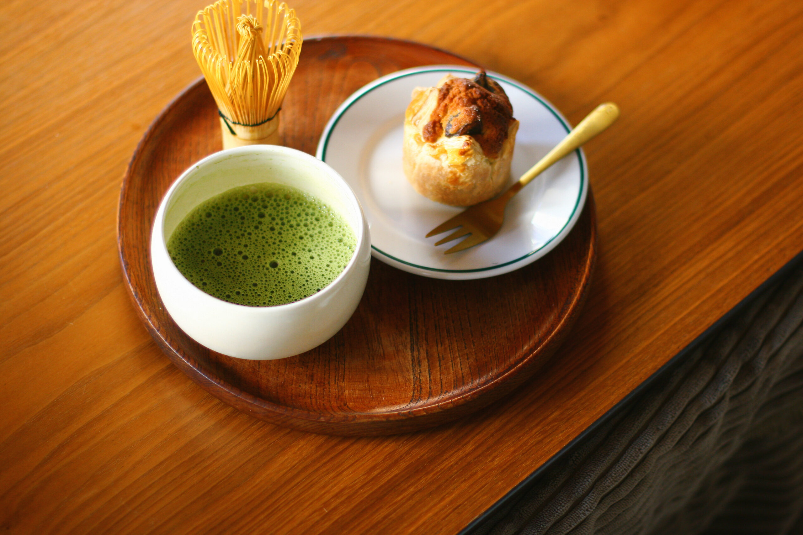 焼き菓子とお抹茶をおともにのんびりと過ごす