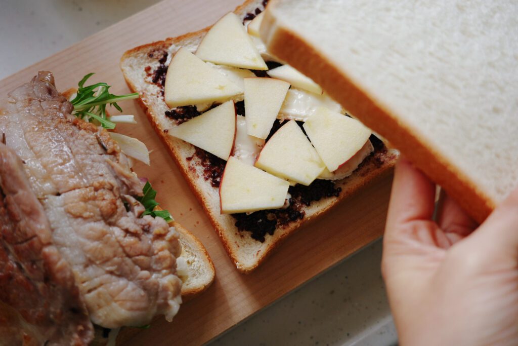 パンに具材を挟んでいく。