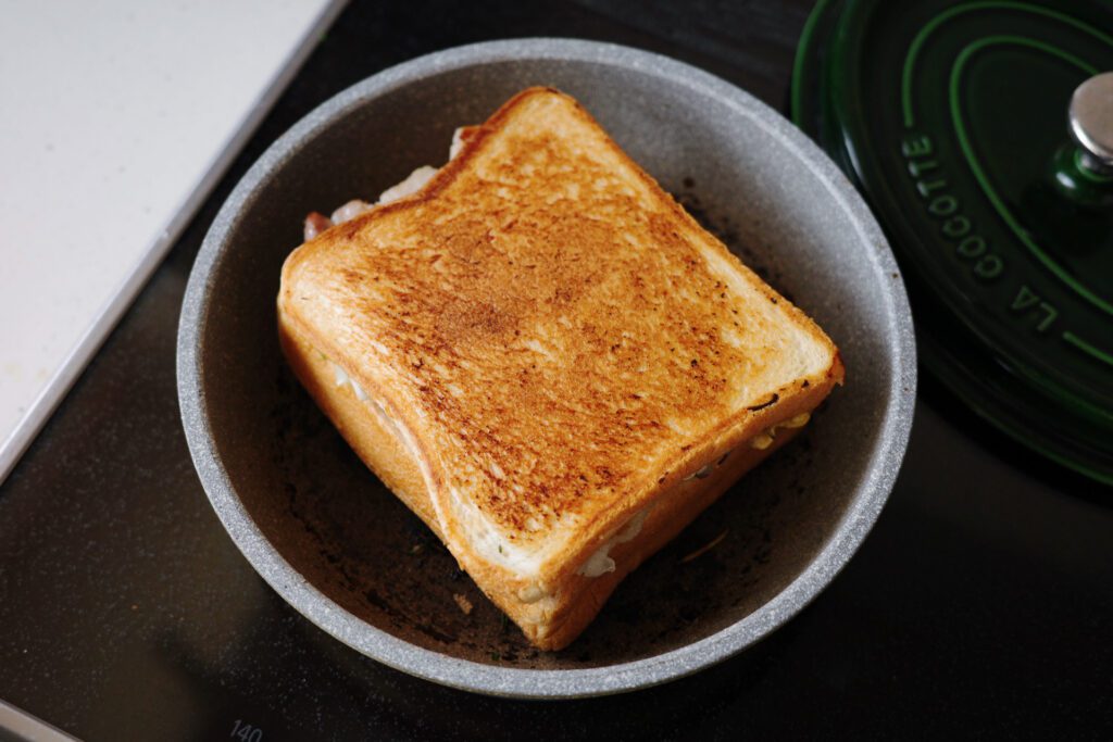 きつね色のホットサンド。サクサクの食感が魅力。