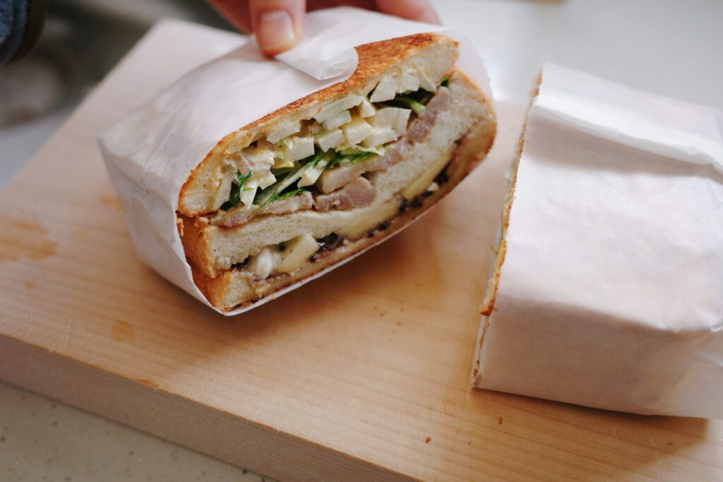 ホットサンドの断面。クッキングシートで包んだまま切ると、きれいにカットできます。